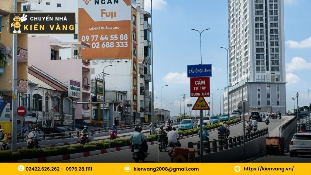Phường Cầu Ông Lãnh có đặc trưng giao thông, ngõ ngách phức tạp gây khó khăn cho việc vận chuyển nhà