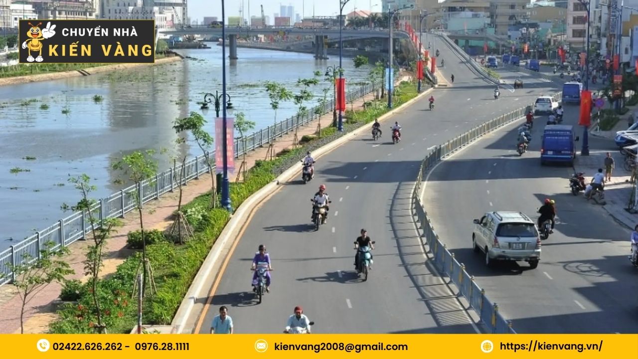 Với mật độ dân số cao, hệ thông giao thông nhiều ngõ ngách là những thách thức lớn của chuyển nhà phường Xóm Chiếu