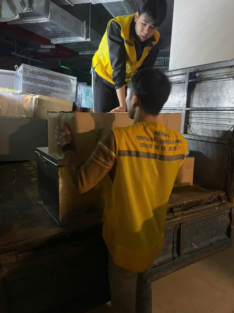 Nhân viên Kiến Vàng vận chuyển đồ cho khách vào buổi tối
